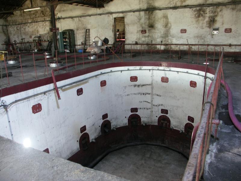 Cave de 1912 : trois vaisseaux accolés appuyés sur le mur gouttereau du chai de conservation.