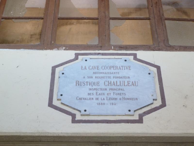 Cave de 1914. Entrée des bureaux. Plaque en l'honneur du fondateur Rustique Chaluleau.