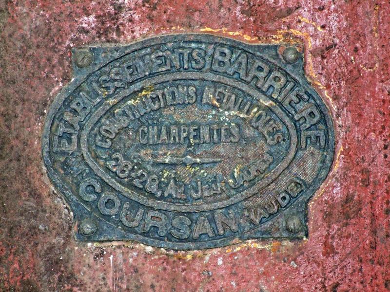 Détail de la plaque des établissements Barrière, fabricants de la charpente.