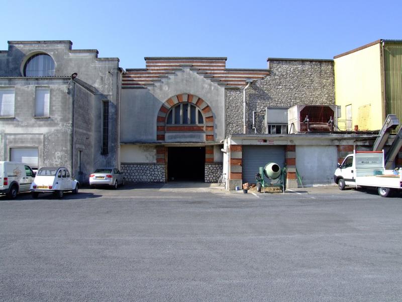 Vue de la façade du chai construit par Henri Gibert en 1949.