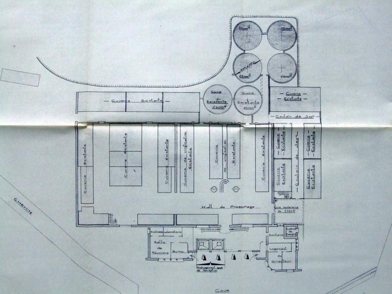 Cave coopérative de Montlaur. Projet d'agrandissement 1975. Aménagement d'un quai de réception. Plan d'ensemble, échelle : 0,005 pm, papier, encre noire. Signé Jean Villeneuve, daté de juin 1975 (Archives départementales de l'Aude, 1104W76).