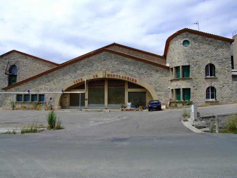 Détail de l'arc surbaissé installé au-dessus des quais, flanqué du corps de bâtiment abritant les bureaux et le logis.