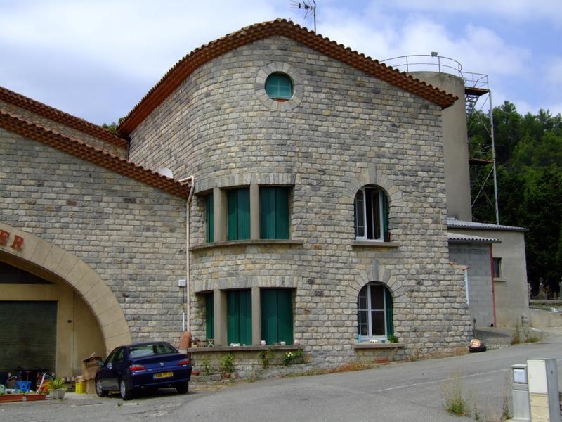 Vue du corps abritant les bureaux et le logis. L'angle arrondi est caractéristique des réalisations de Villeneuve à cette époque.