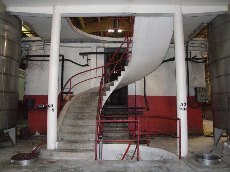 Vue de l'escalier de distribution placé devant les rangées de cuves centrales du vaisseau 1.