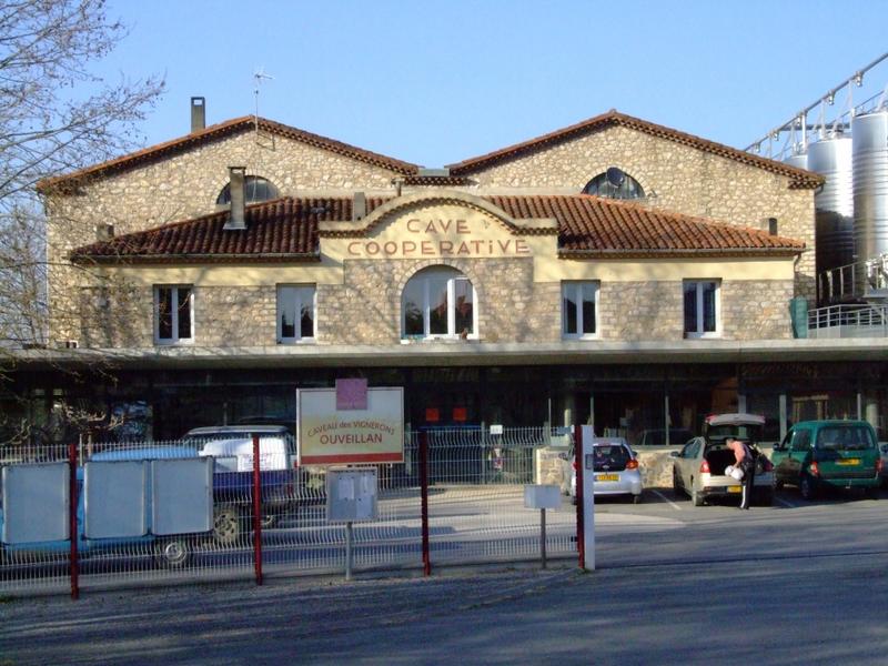 Vue de la façade principale. Les nouveaux bureaux et le caveau sont installés devant et à l'emplacement des anciens quais de réception de la vendange.