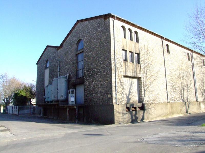 Vue de trois-quarts de la façade arrière de la cave.