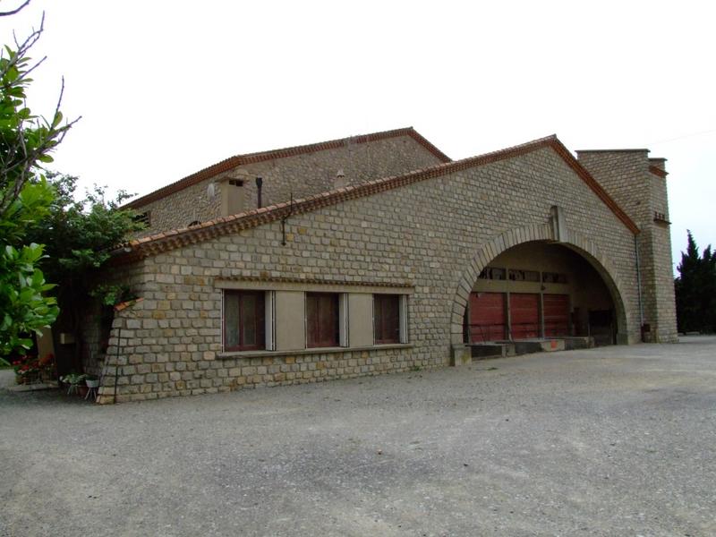 Vue de trois-quarts gauche de la cave coopérative. L'aile abrite le logement qui ouvre sur l'arrière de l'avant-corps.