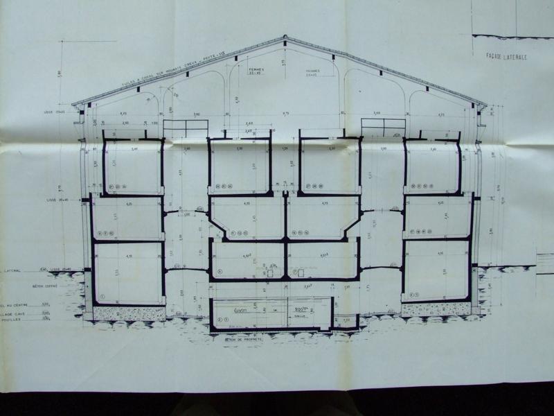 Cave coopérative de Saint-Nazaire d'Aude. Projet d'agrandissement 1967. Coupe façades, échelle : 1 et 2 cm pm. Papier. Signé P. Reverdy, daté du 20 octobre 1967 (Archives départementales de l'Aude, 1104W67). La cave primitive est reconnaissable à droite sur le plan.