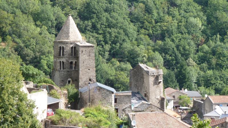 Vue du clocher et du chevet depuis le haut du village.