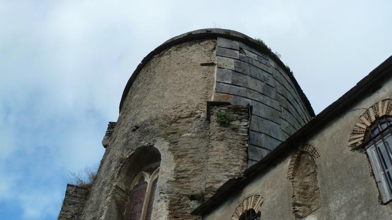 La tour du chevet, recouverte de dalles de schiste côté nord, a été renforcée par des contreforts.