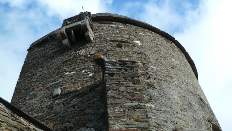 La tour du chevet, côté sud, conserve les restes d'une bretèche.