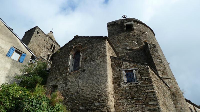 Partie orientale de l'édifice : au premier plan la chapelle sud formant transept.