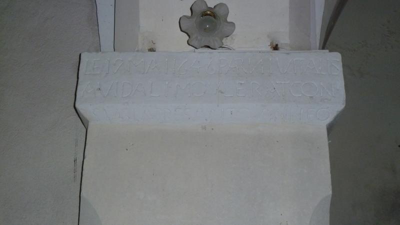 Inscription sur le premier pilier nord de la nef : LE 19 MAI 1646 PAR NI VITALIS A VIDAL J MOULERAT CONSULS LA PRESANTO ANNEO.