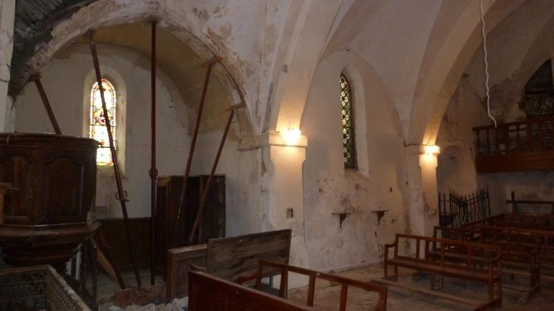 Côté sud de la nef : chapelle sud dont la voûte s'est affaissée.