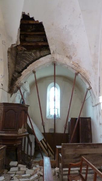 Côté sud de la nef : chapelle sud dont la voûte s'est affaissée.