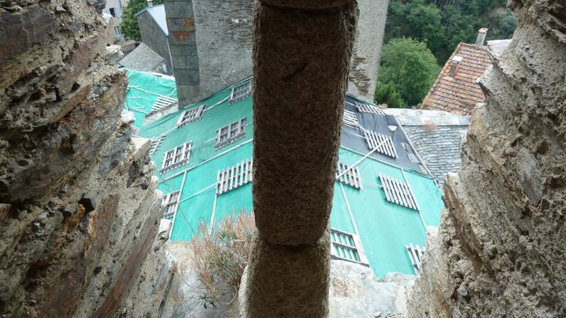 Vue sur la toiture de la nef (bâchée) depuis le clocher.