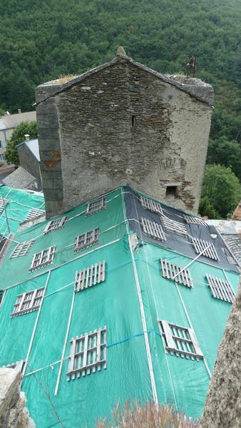 Vue sur la toiture de la nef (bâchée) depuis le clocher.