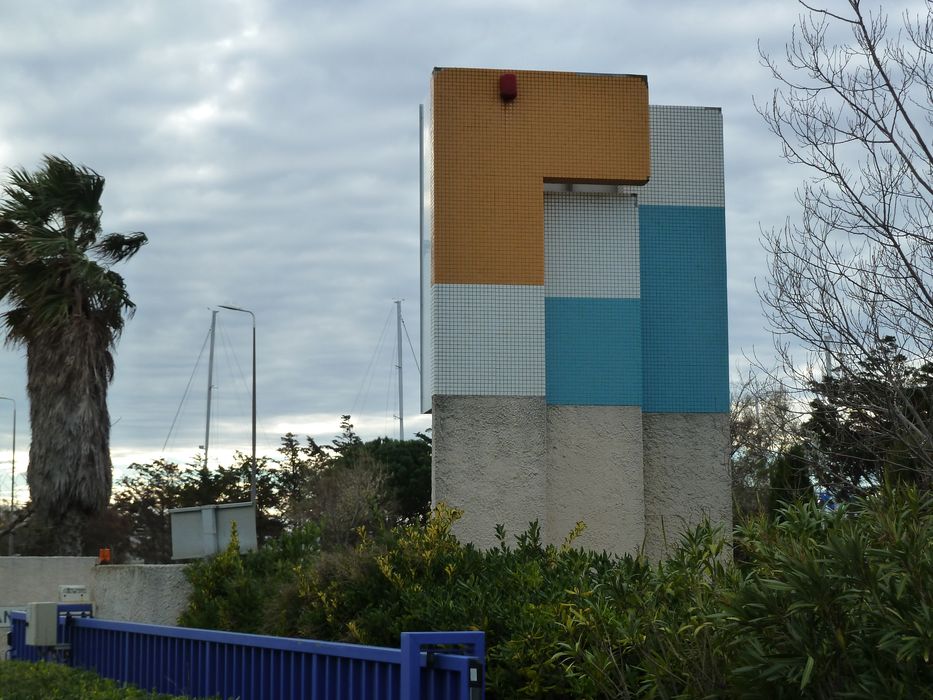 Bâtiment de l'accueil du VVF et allée centrale.