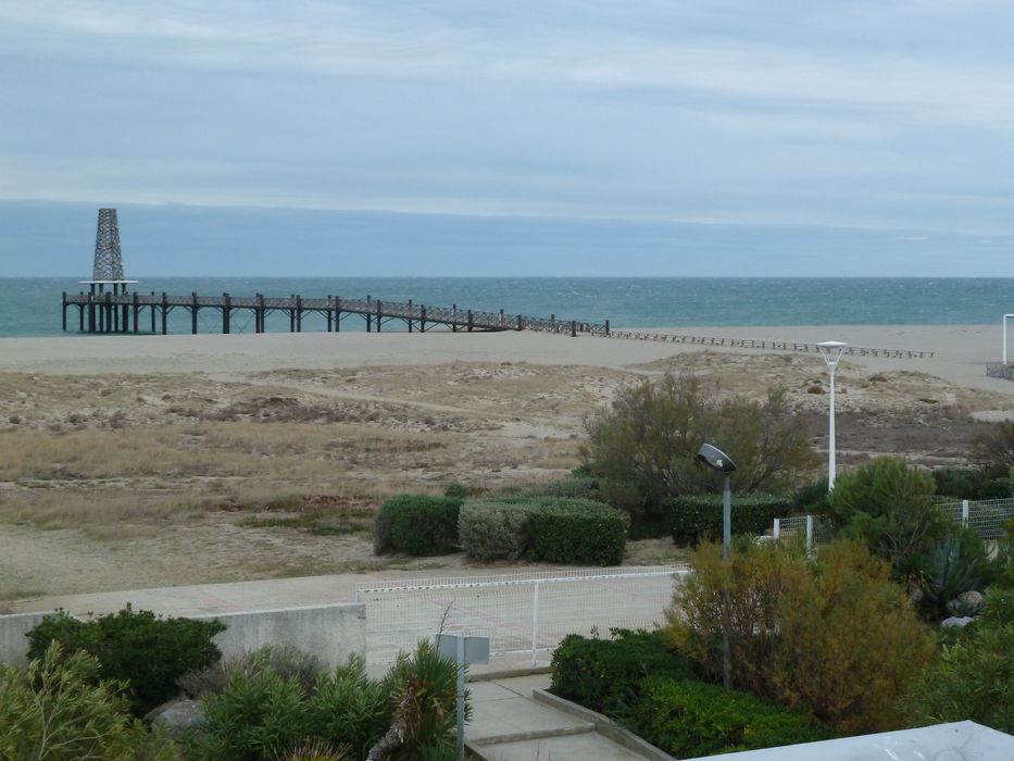 Enseigne du village, côté plage. Vue latérale.