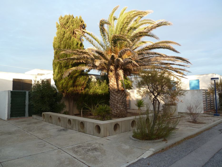 Les aménagements de plage devant le centre du VVF, créés avec des modules de béton perforés.