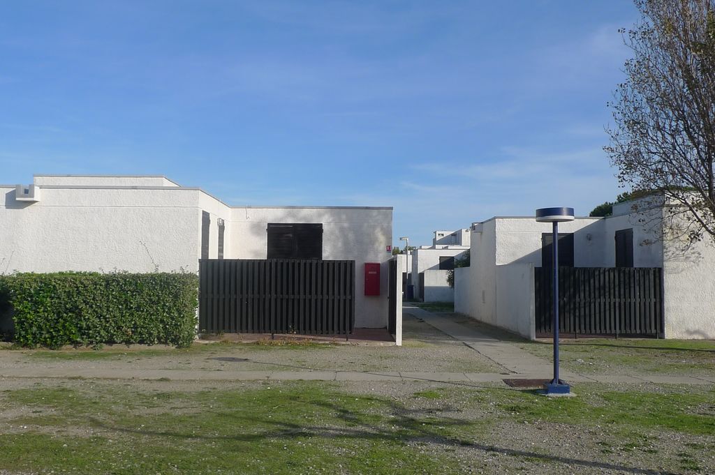 Les aménagements de plage devant le centre du VVF. Les piétements en béton recevaient des planches pour constituer tables et bancs.