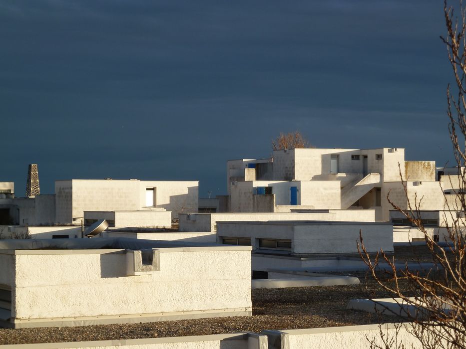 Vue des toitures terrasses des bungalows.