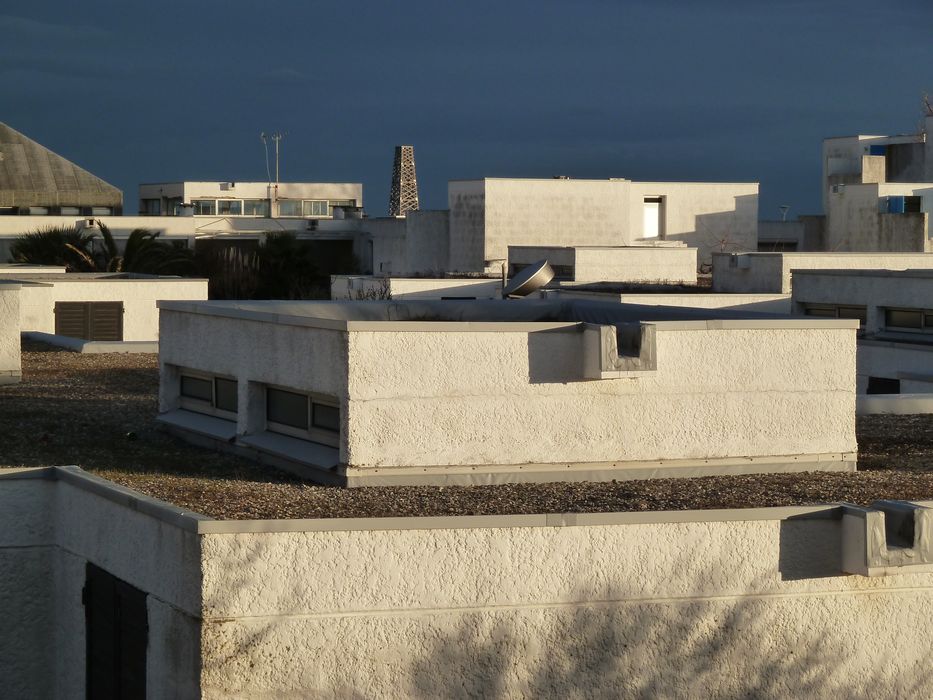 Au centre des blocs de 4 cellules, les sanitaires sont groupées en un seul bloc.