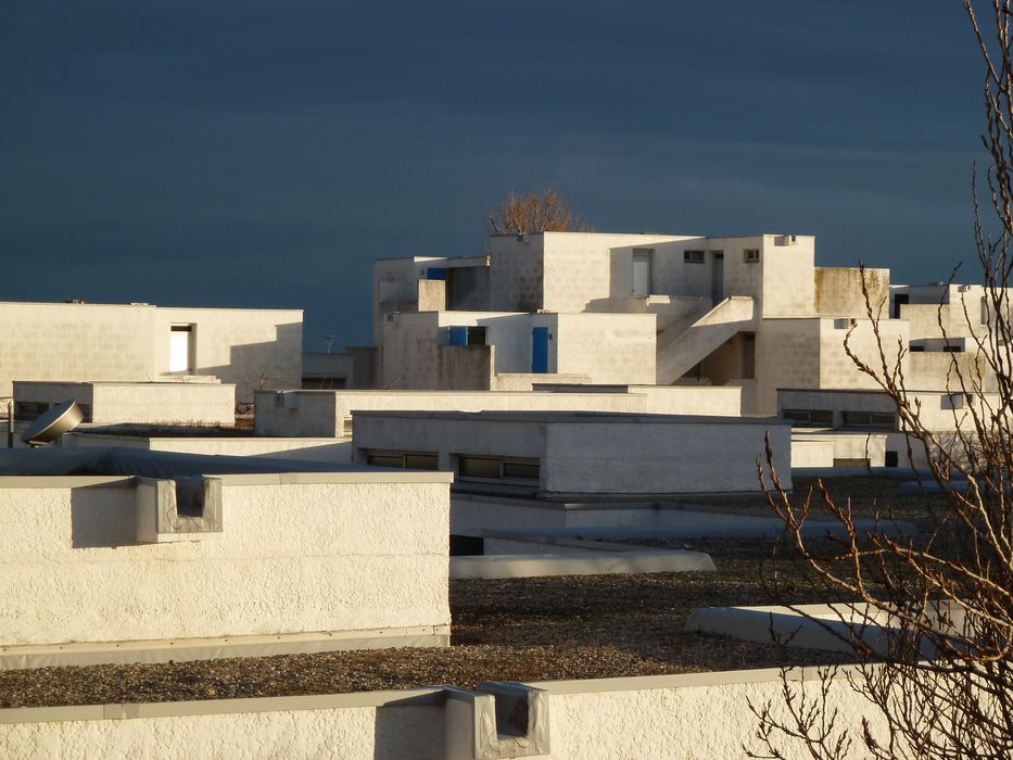 Vue des toitures terrasses des bungalows.