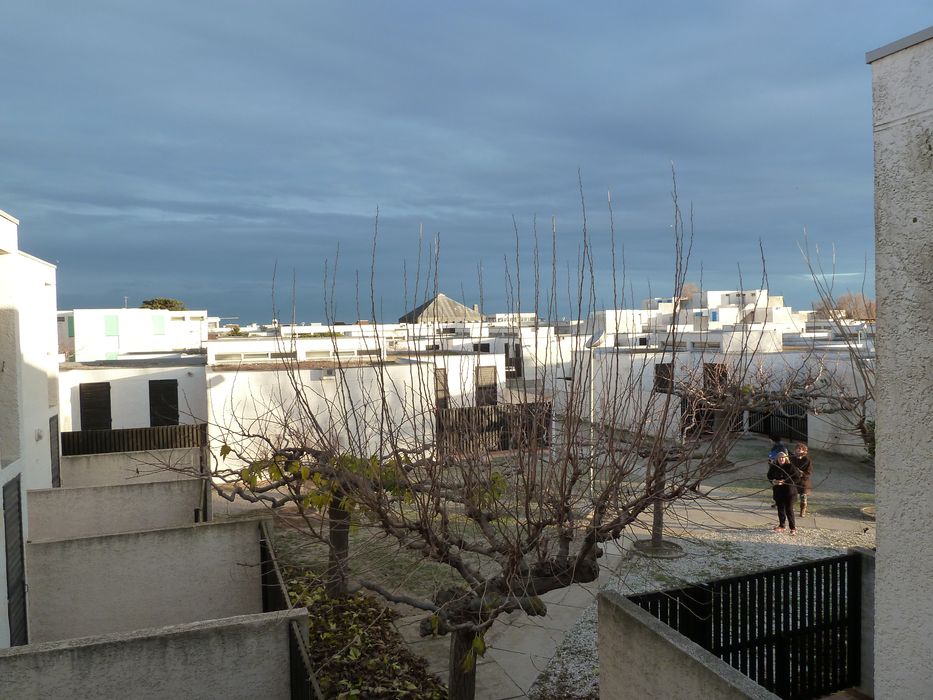 Blocs de logements collectifs autour d'une placette. A l'arrière plan, la toiture pyramidale du « centre ».