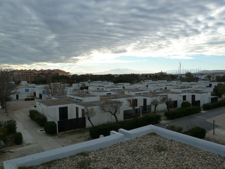 Vue des bungalows vers le Sud. Au fond le Canigou.