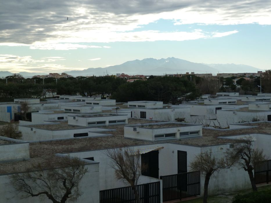 Vue des bungalows vers le Sud. Au fond le Canigou.