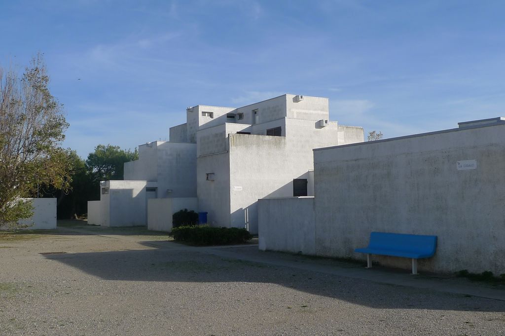 Logements collectifs en bordure de plage.