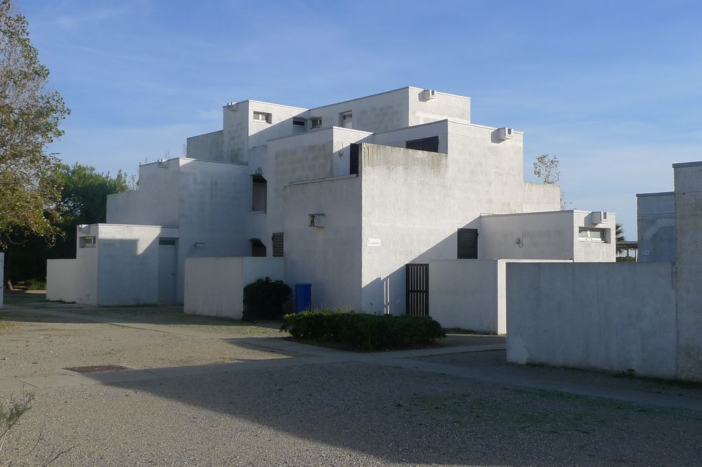 Logements collectifs en bordure de plage.