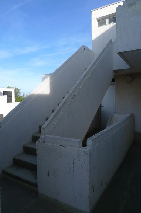 Collectifs en bordure de plage. Escalier.