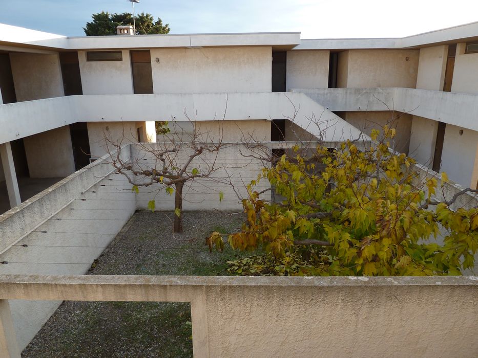 La cité des jeunes, organisée autour d'une cour centrale.