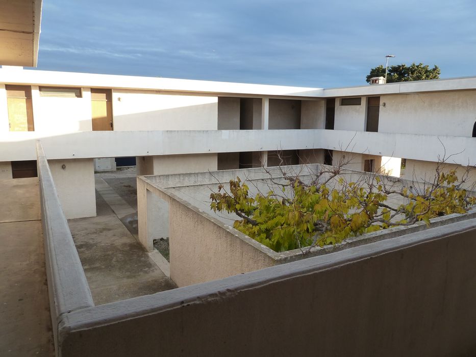 La cité des jeunes, organisée autour d'une cour centrale.