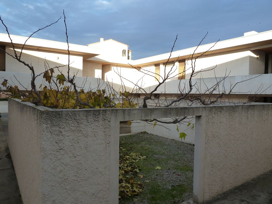 La cité des jeunes, organisée autour d'une cour centrale.