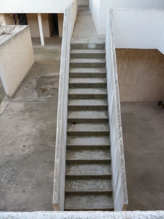 La cité des jeunes. Détail d'un escalier.