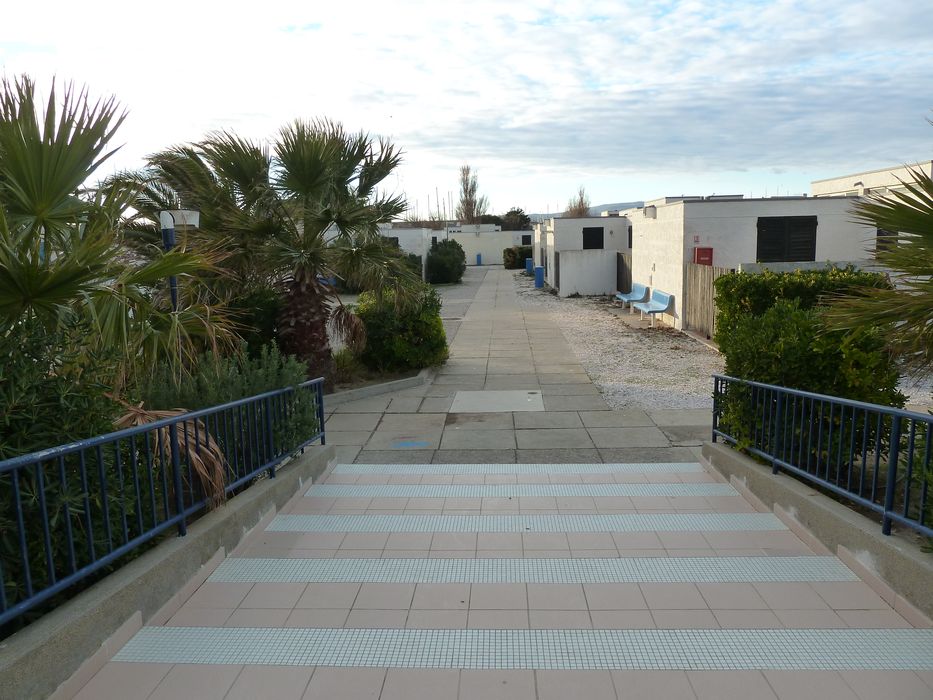 Vue des bungalows depuis l'entrée principale du centre.