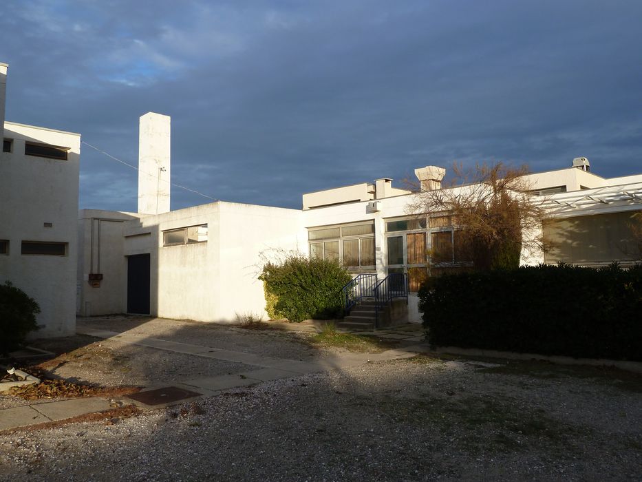 Le centre. Façades donnant sur l'intérieur du VVF. Cheminée de la cuisine.