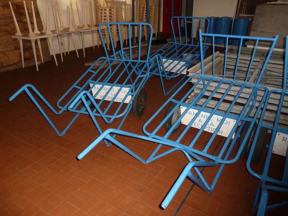 Le centre. La salle de spectacles. Chariots prêtés aux vacanciers lors de leur arrivée pour décharger leur voiture, qu'ils laissent sur le parking d'entrée.