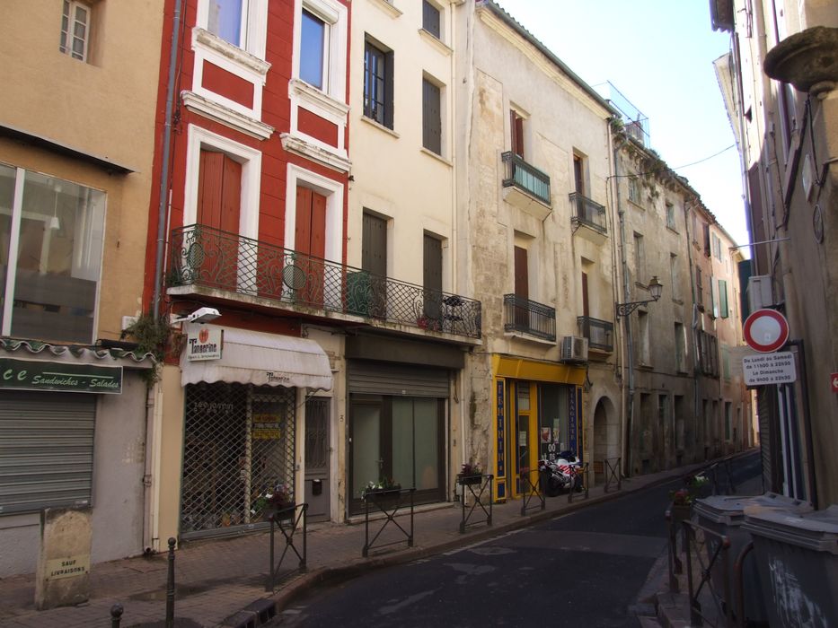 Dans la rue Benjamin-Crémieux, à l'angle sud-ouest de l’îlot du consulat, les n°1 à 7 correspondent à l'ancienne maison consulaire puis mairie.