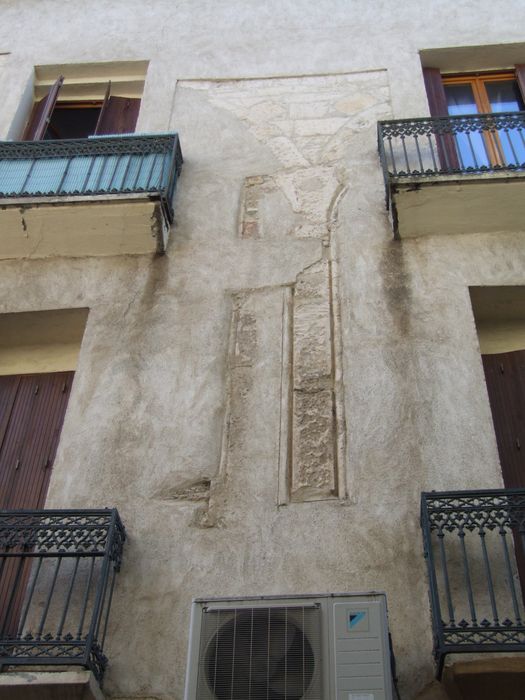 Le 5 rue Benjamin-Crémieux. Façade sur rue, conservant les traces de deux grandes baies géminées.