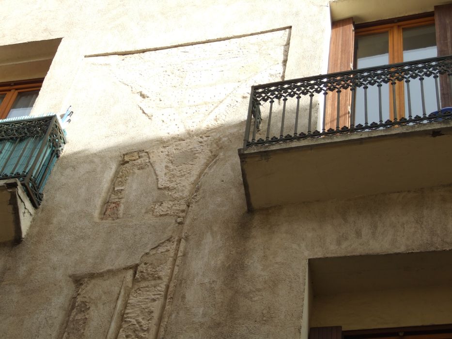 Le 5 rue Benjamin-Crémieux. Façade sur rue, conservant les traces de deux grandes baies géminées.