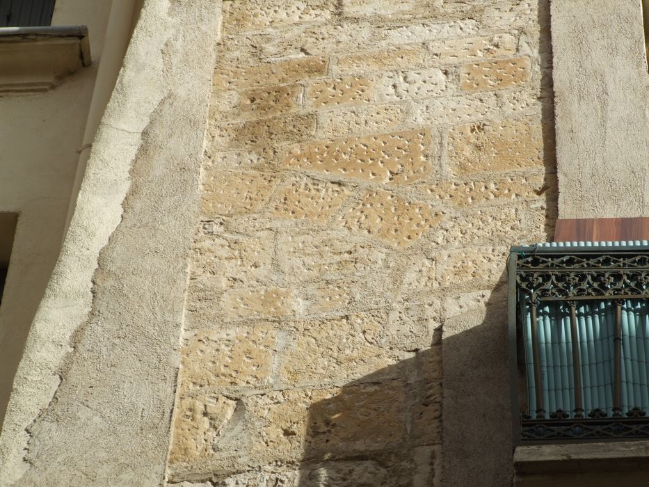 Le 5 rue Benjamin-Crémieux. Façade sur rue, conservant les traces de deux grandes baies géminées.