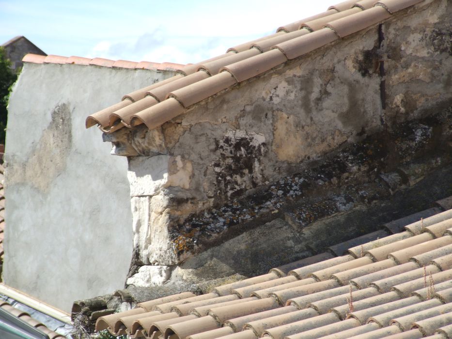 Le 5 rue Benjamin-Crémieux. Le corps médiéval a conservé son pignon, avec ses moulures de rejet d’eau.