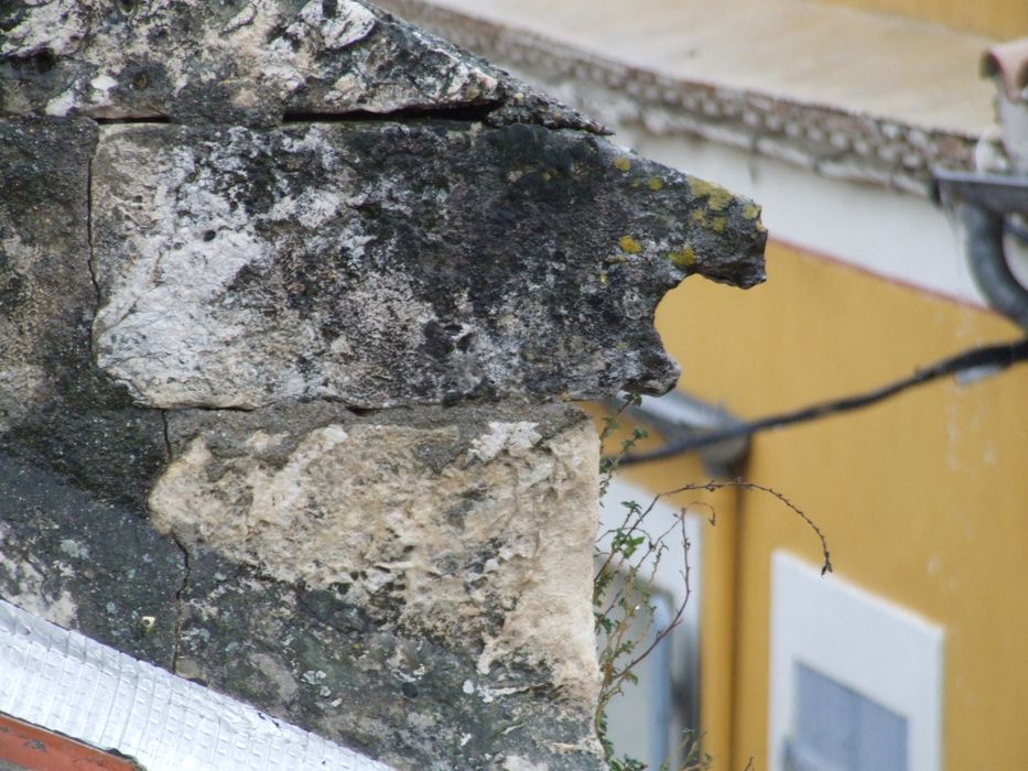 Le 5 rue Benjamin-Crémieux. Le corps médiéval a conservé son pignon, avec ses moulures de rejet d’eau.