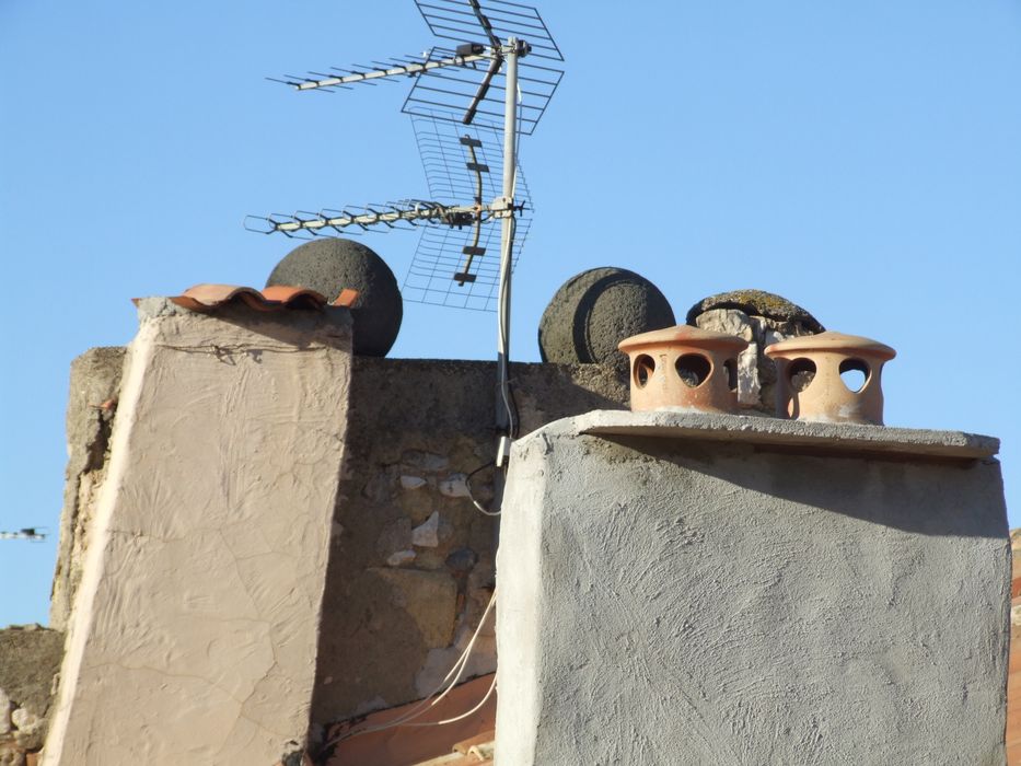 Les bedaines (boulets en basalte), visibles de la rue, se trouvent encore au sommet du pignon ouest du corps médiéval.