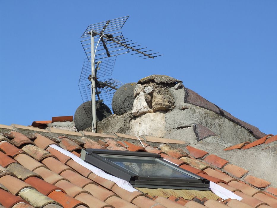 Les bedaines (boulets en basalte), visibles de la rue, se trouvent encore au sommet du pignon ouest du corps médiéval.