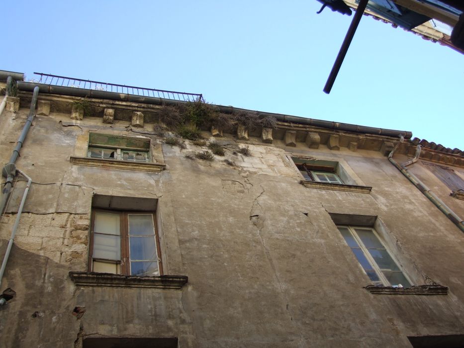 Le 7 rue Benjamin-Crémieux. Façade sur rue. Les modillons médiévaux confirment que l’élévation du XIIIe siècle a conservé toute sa hauteur, sur rue et sur cour.